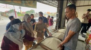 Cegah Kenaikan Harga, Polda Banten Tinjau Harga Beras di Serang.