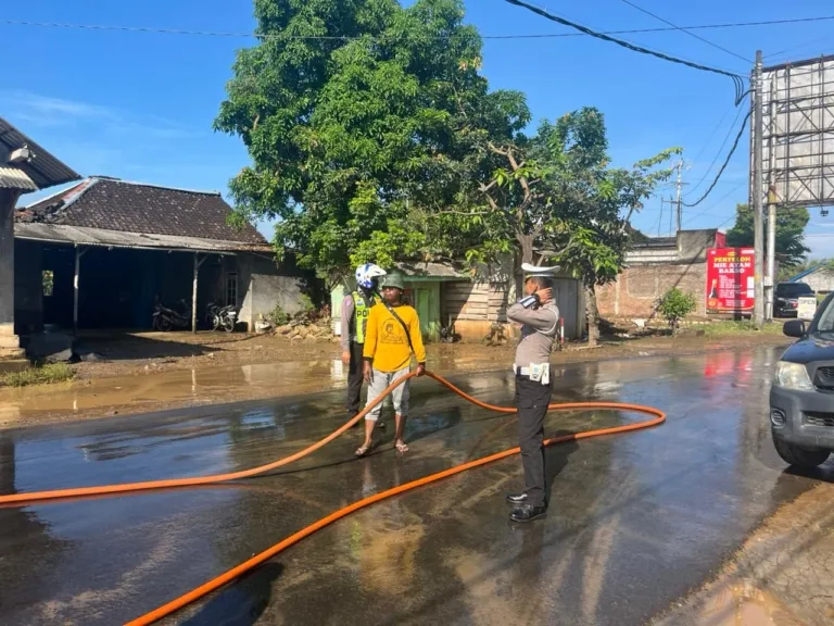 Banjir Surutkan Arus Lalu Lintas di Wonogiri, Polres Bertindak Cepat Evakuasi