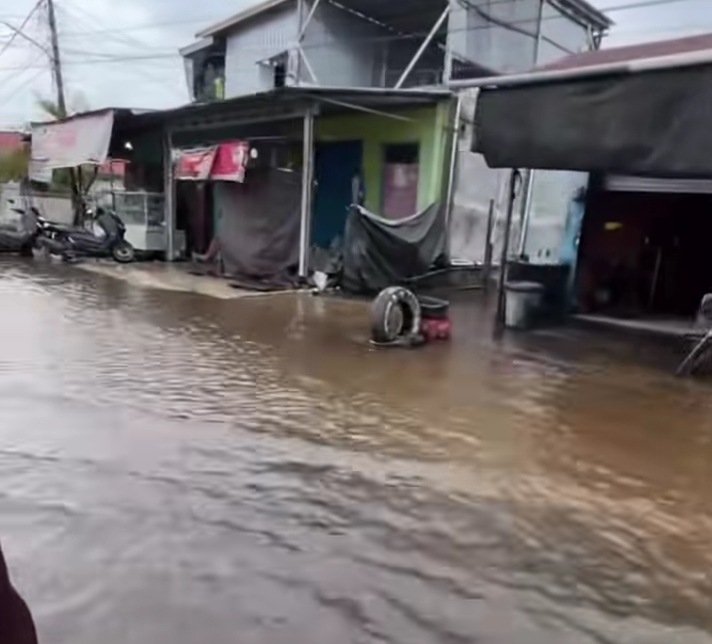 Hujan Deras Mengguyur Kota Sampit Sejumlah Wilayah Terendam Banjir.
