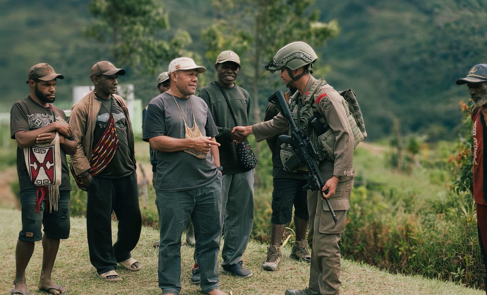 Satgas Operasi Damai Cartenz Laksanakan Patroli Humanis di Kiwirok, Perkuat Kedekatan dengan Warga