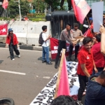 Di Tengah Aksi Penyampaian Aspirasi, Polisi Bagikan Air Mineral dan Snack untuk Massa