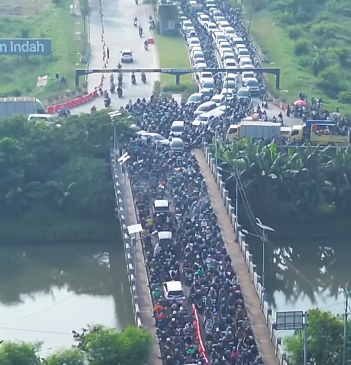 Padat Melanda BKT Rorotan: Ribuan Kendaraan Terjebak Macet Parah di Siang Hari Kerja