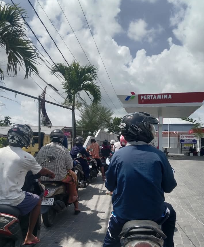 Antrian Panjang Disejumlah SPBU di Kota Sampit Dikeluhkan warga.