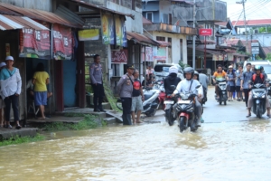Banjir Rendam 30 Bangunan di Menyuke, Polisi Turun Langsung Pantau Situasi