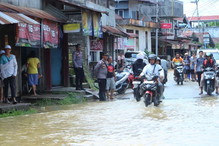 Banjir Rendam 30 Bangunan di Menyuke, Polisi Turun Langsung Pantau Situasi