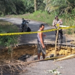 Gerak Cepat Polisi: Amankan Lokasi Jalan Longsor Angan Tembawang, Warga Dihimbau Waspada Cuaca Ekstrem