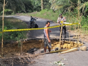 Gerak Cepat Polisi: Amankan Lokasi Jalan Longsor Angan Tembawang, Warga Dihimbau Waspada Cuaca Ekstrem