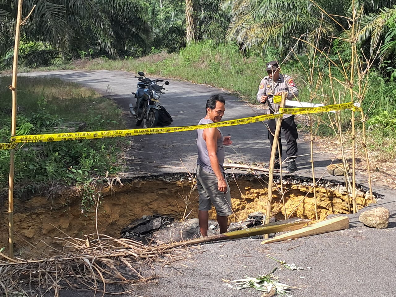 Gerak Cepat Polisi: Amankan Lokasi Jalan Longsor Angan Tembawang, Warga Dihimbau Waspada Cuaca Ekstrem