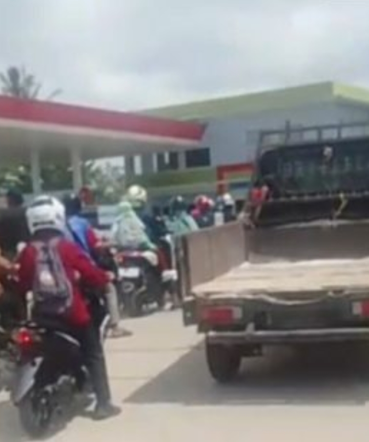 Antrian Panjang Disejumlah SPBU di Kotim Mengular Hingga ke Jalan Raya.