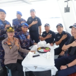Patroli perairan dan Rendezous, Ditpolairud Polda Kepri perkuat kerja sama pengamanan Laut dengan Singapore Police Coast Guard. 