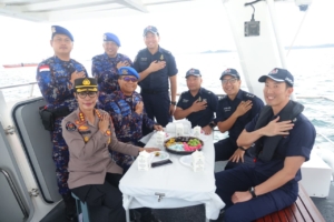 Patroli perairan dan Rendezous, Ditpolairud Polda Kepri perkuat kerja sama pengamanan Laut dengan Singapore Police Coast Guard. 