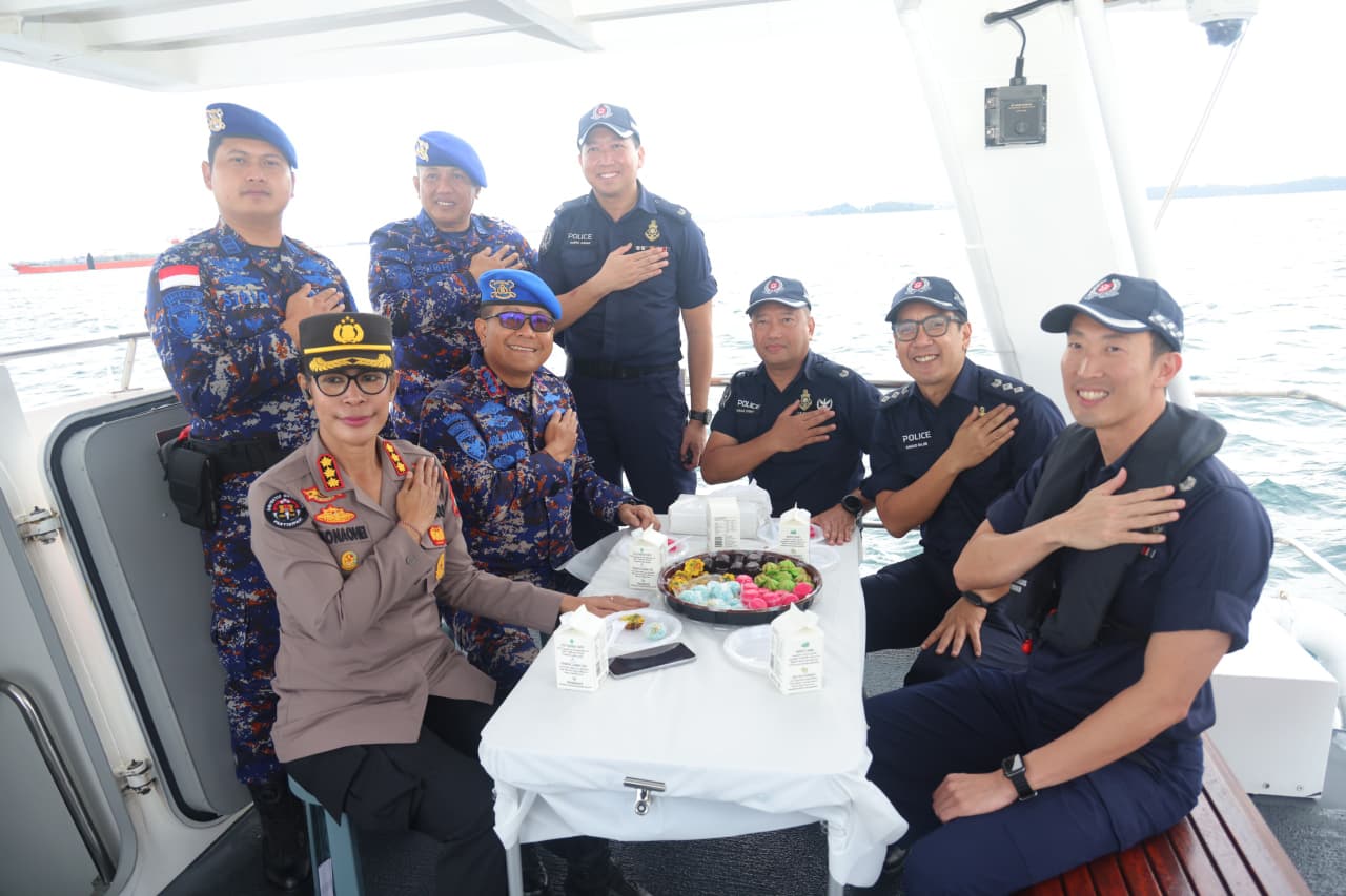 Patroli perairan dan Rendezous, Ditpolairud Polda Kepri perkuat kerja sama pengamanan Laut dengan Singapore Police Coast Guard. 