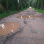 Jalan SMPN 7 Lubang Penganga Tak Kunjung Diperbaiki Layaknya Kubangan Kerbau.