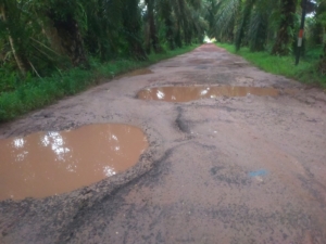 Jalan SMPN 7 Lubang Penganga Tak Kunjung Diperbaiki Layaknya Kubangan Kerbau.