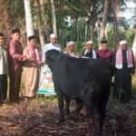 Wakil Bupati Lingga,. bersama Istrinya melaksanakan Sholat IdulAdha di Desa Resang
