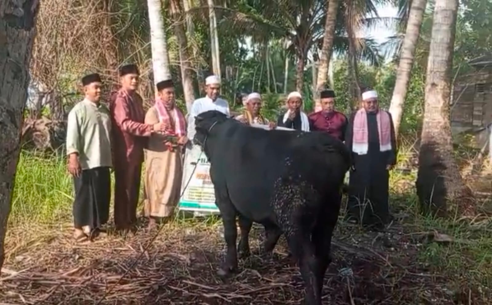 Wakil Bupati Lingga,. bersama Istrinya melaksanakan Sholat IdulAdha di Desa Resang