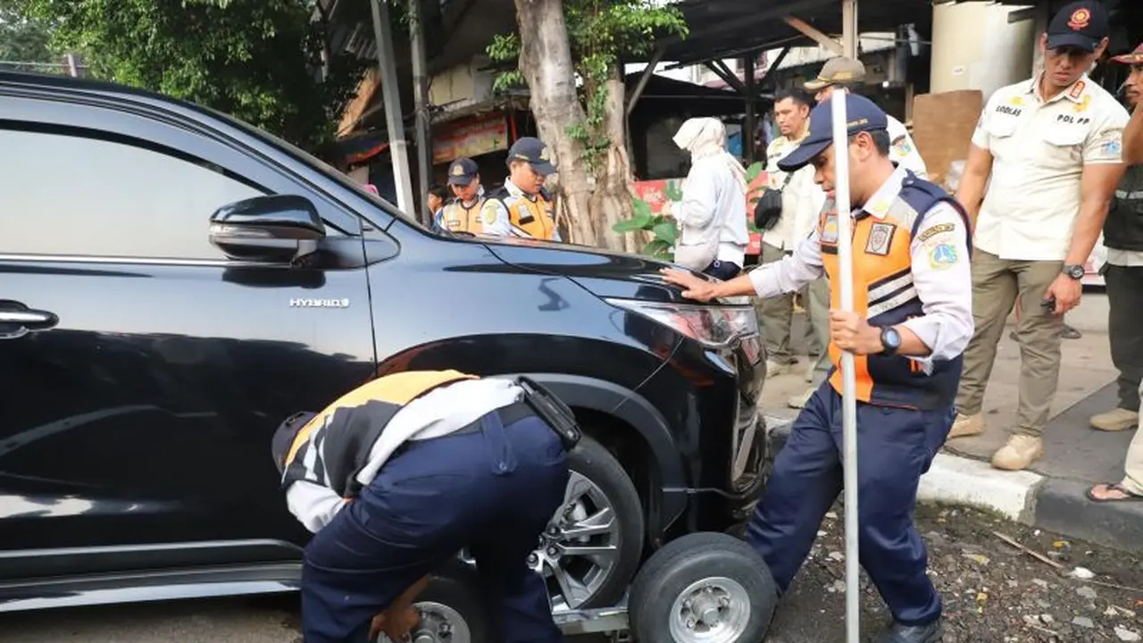 - BERITA POLRI INDEPENDEN INVESTIGASI Razia Parkir Liar di Kawasan Senopati, Kendaraan Diderek hingga Dicabut Pentil untuk Menegakkan Ketertiban