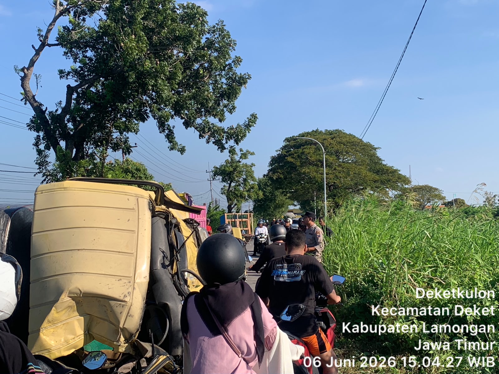 Diduga Pengemudi Mengantuk, Truk Tangki Terguling Setelah Menabrak Pohon dan Dievakuasi Polisi