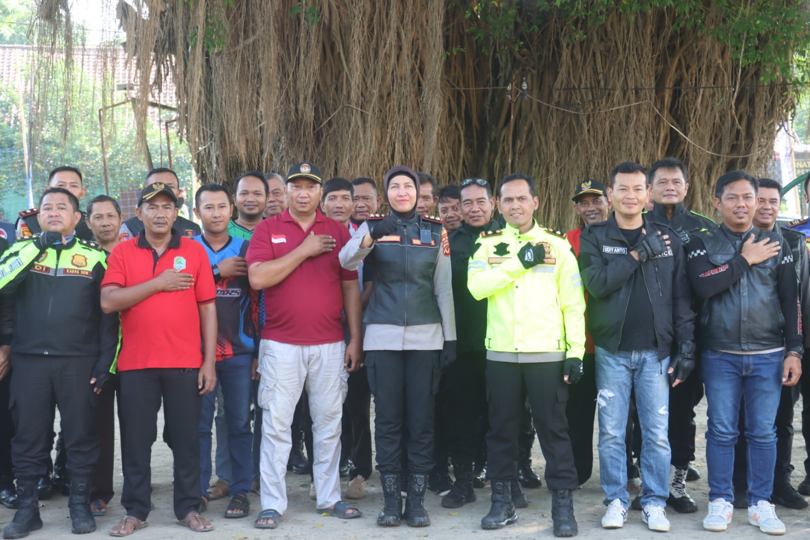 Patroli Kamtibmas dan Bakti Sosial Dalam Rangka Hari Bhayangkara ke-80, Kapolres Majalengka Bagikan Paket Sembako