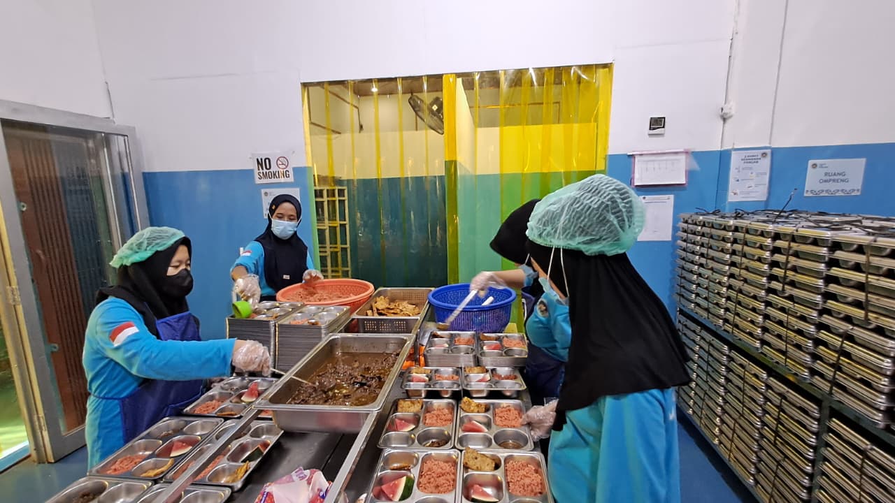 Jamin Kualitas Program Makan Bergizi Gratis, Sidokkes Polres Muara Enim Lakukan Pemeriksaan Makanan Sebelum Didistribusikan