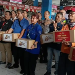 Polri Bagikan 750 Paket Sembako untuk Sopir dan Pedagang di Terminal Kampung Rambutan
