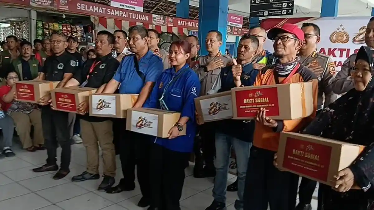 IMG_2838 - BERITA POLRI INDEPENDEN INVESTIGASI Polri Bagikan 750 Paket Sembako untuk Sopir dan Pedagang di Terminal Kampung Rambutan