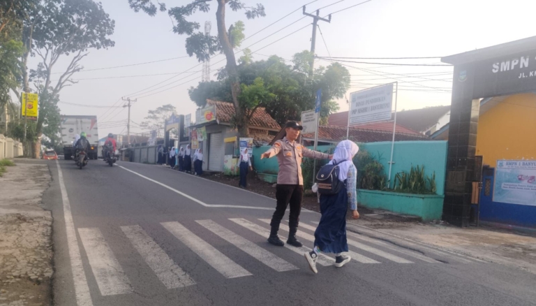 Polsek Garut Kota Intensifkan Pengaturan Lalu Lintas pada Jam Sibuk Pagi Demi Kelancaran Aktivitas Masyarakat