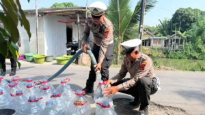 Satlantas Polres Indramayu Salurkan Bantuan Air Bersih untuk Empat Desa Terdampak Kekeringan