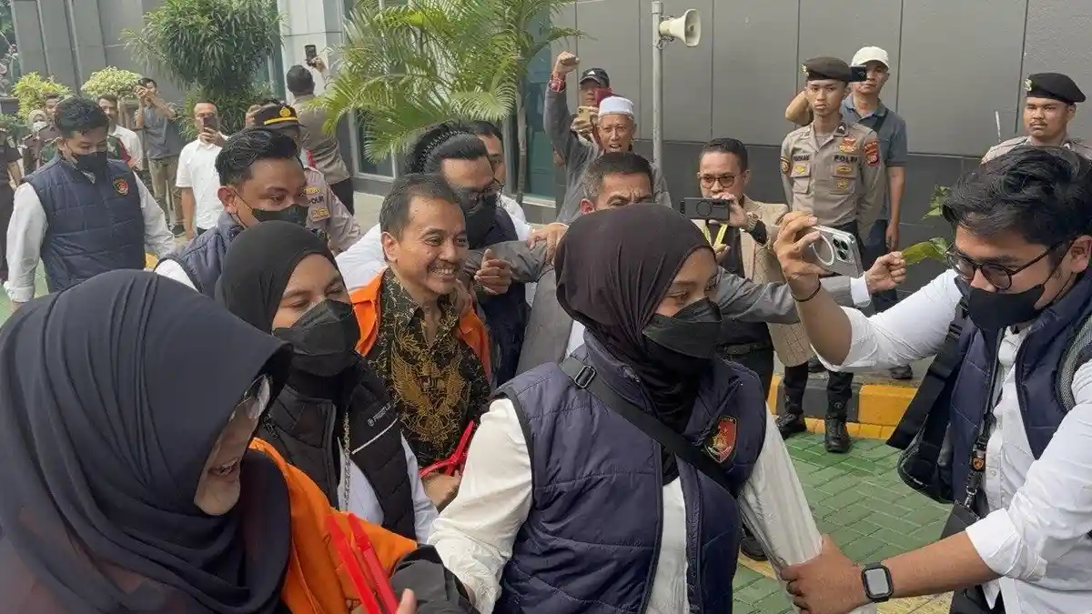 Roy Suryo Dikabarkan Sempat Menolak Mengenakan Rompi Tahanan Saat Pelimpahan ke Kejari Jakarta Selatan