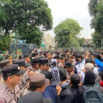 Aksi Demonstrasi BEM Se-Bogor di Jalan Jenderal Sudirman Diwarnai Aksi Saling Dorong dengan Aparat Kepolisian