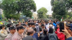 Aksi Demonstrasi BEM Se-Bogor di Jalan Jenderal Sudirman Diwarnai Aksi Saling Dorong dengan Aparat Kepolisian