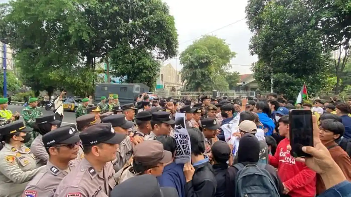 IMG_3003 - BERITA POLRI INDEPENDEN INVESTIGASI Aksi Demonstrasi BEM Se-Bogor di Jalan Jenderal Sudirman Diwarnai Aksi Saling Dorong dengan Aparat Kepolisian