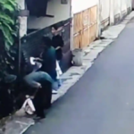 Tiga Pengamen Terekam CCTV Membakar Pagar Rumah Warga di Bekasi, Polisi Lakukan Penyelidikan