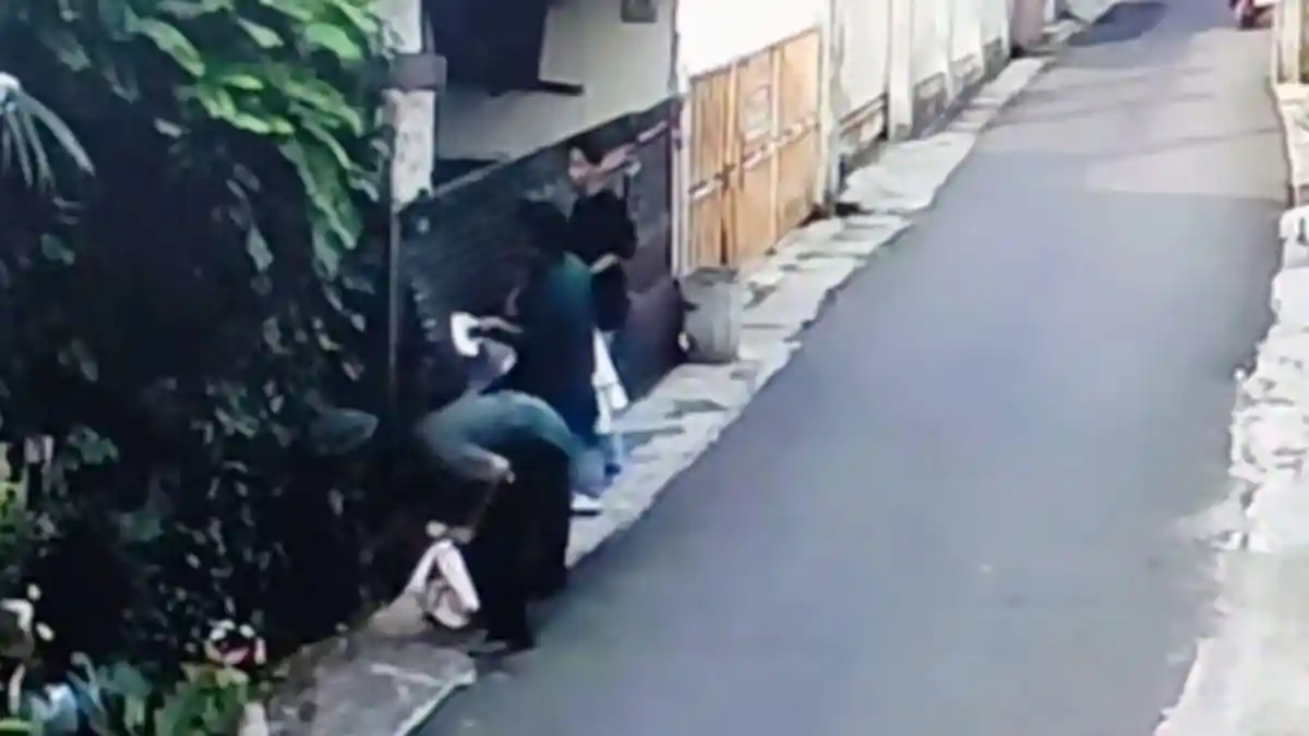 Tiga Pengamen Terekam CCTV Membakar Pagar Rumah Warga di Bekasi, Polisi Lakukan Penyelidikan