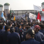 Pimpinan DPR Diteriaki Mahasiswa Saat Naik Mobil Komando, Isu Guru Honorer dan RUU Polri Jadi Sorotan