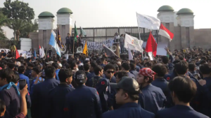 Pimpinan DPR Diteriaki Mahasiswa Saat Naik Mobil Komando, Isu Guru Honorer dan RUU Polri Jadi Sorotan