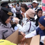 Polisi Bagikan Air Mineral dan Snack kepada Massa Aksi di Jakarta Pusat, Kapolres Tegaskan Pendekatan Humanis