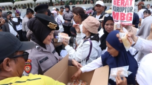 Polisi Bagikan Air Mineral dan Snack kepada Massa Aksi di Jakarta Pusat, Kapolres Tegaskan Pendekatan Humanis