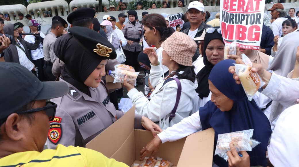 Polisi Bagikan Air Mineral dan Snack kepada Massa Aksi di Jakarta Pusat, Kapolres Tegaskan Pendekatan Humanis