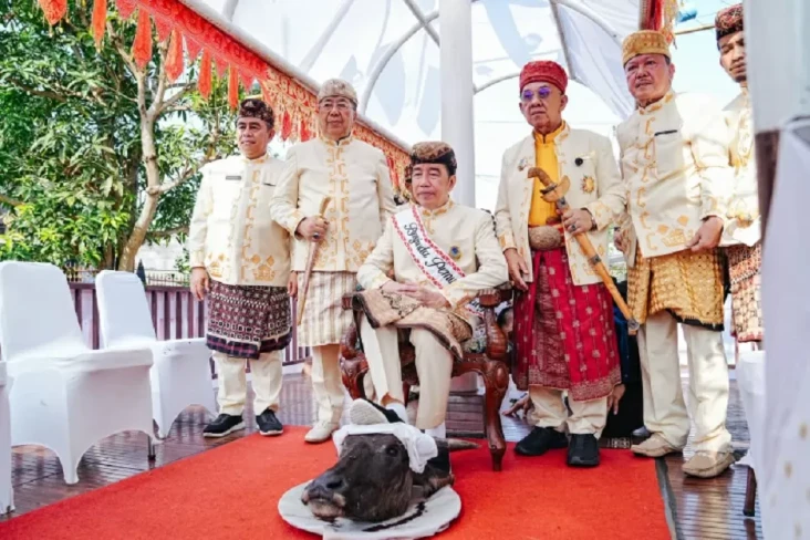 Prosesi Adat Jokowi di Lampung Jadi Sorotan, PDIP Pertanyakan Makna Simbolik Penginjakan Kepala Kerbau