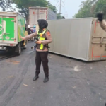 Truk Ekspedisi Terguling Saat Hendak Putar Balik di Jakarta Barat, Arus Lalu Lintas Sempat Tersendat