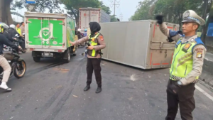 Truk Ekspedisi Terguling Saat Hendak Putar Balik di Jakarta Barat, Arus Lalu Lintas Sempat Tersendat