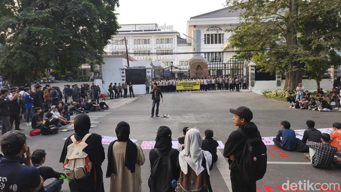 Polisi Siaga di 20 Titik Pengamanan Saat Aksi Mahasiswa di DPRD Jawa Barat
