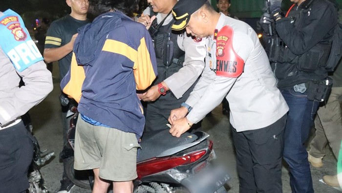 Polisi Amankan Dua Remaja Pembawa Tembakau Sintetis Saat Patroli Malam di Jakarta Barat