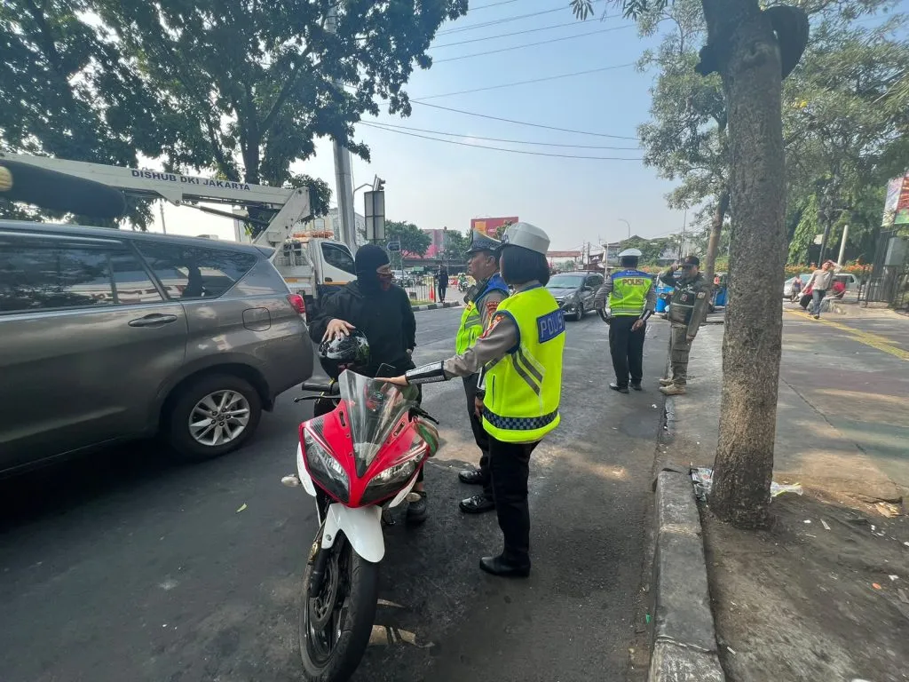 Jangan Nekat Lepas Spion Motor, Ini Bahaya dan Aturan Hukum yang Wajib Dipatuhi Pengendara