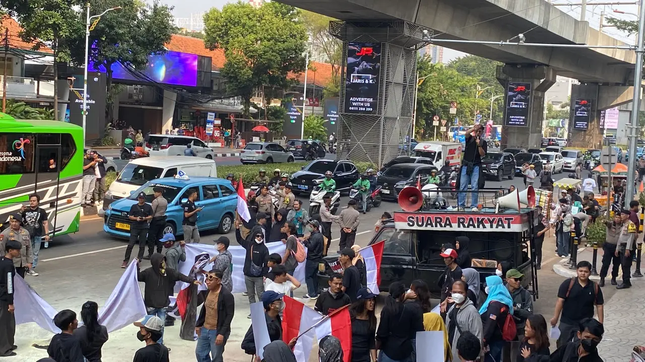 Aksi Demonstrasi di Kejaksaan Agung Diwarnai Lemparan Tikus sebagai Simbol Protes - BERITA POLRI INDEPENDEN INVESTIGASI Aksi Demonstrasi di Kejaksaan Agung Diwarnai Lemparan Tikus sebagai Simbol Protes