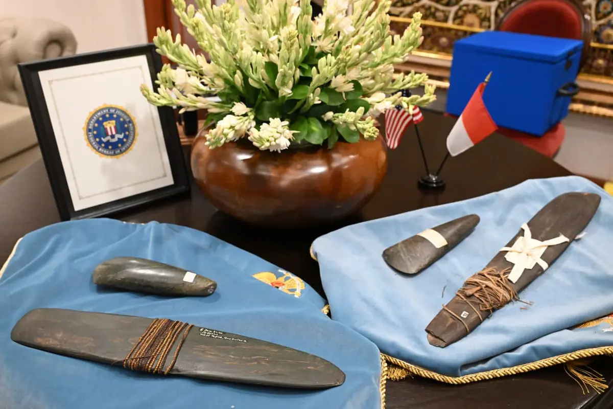 Direktur FBI Serahkan Artefak Budaya Indonesia kepada Presiden Prabowo Simbol Penguatan Kerja Sama Repatriasi - BERITA POLRI INDEPENDEN INVESTIGASI Direktur FBI Serahkan Artefak Budaya Indonesia kepada Presiden Prabowo, Simbol Penguatan Kerja Sama Repatriasi