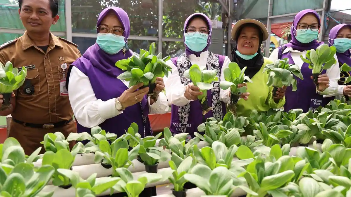 Kunjungi Posyandu Semangka, Tinawati Andra Soni Beri Apresiasi kepada Kader atas Dedikasi Melayani Masyarakat
