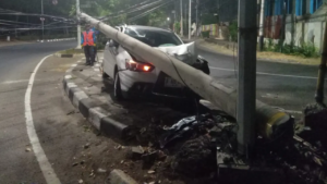 Mobil Hantam Tiang Listrik hingga Roboh Korban Dilarikan ke Rumah Sakit - BERITA POLRI INDEPENDEN INVESTIGASI