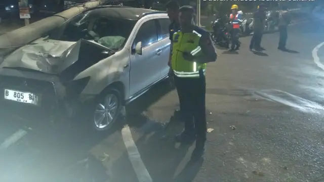 Mobil Hantam Tiang Listrik hingga Roboh Korban Dilarikan ke Rumah Sakit2 - BERITA POLRI INDEPENDEN INVESTIGASI Mobil Hantam Tiang Listrik hingga Roboh, Korban Dilarikan ke Rumah Sakit